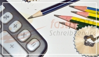 Arbeitsplatz im Schreibbro mit Taschenrechner und Bleistiften